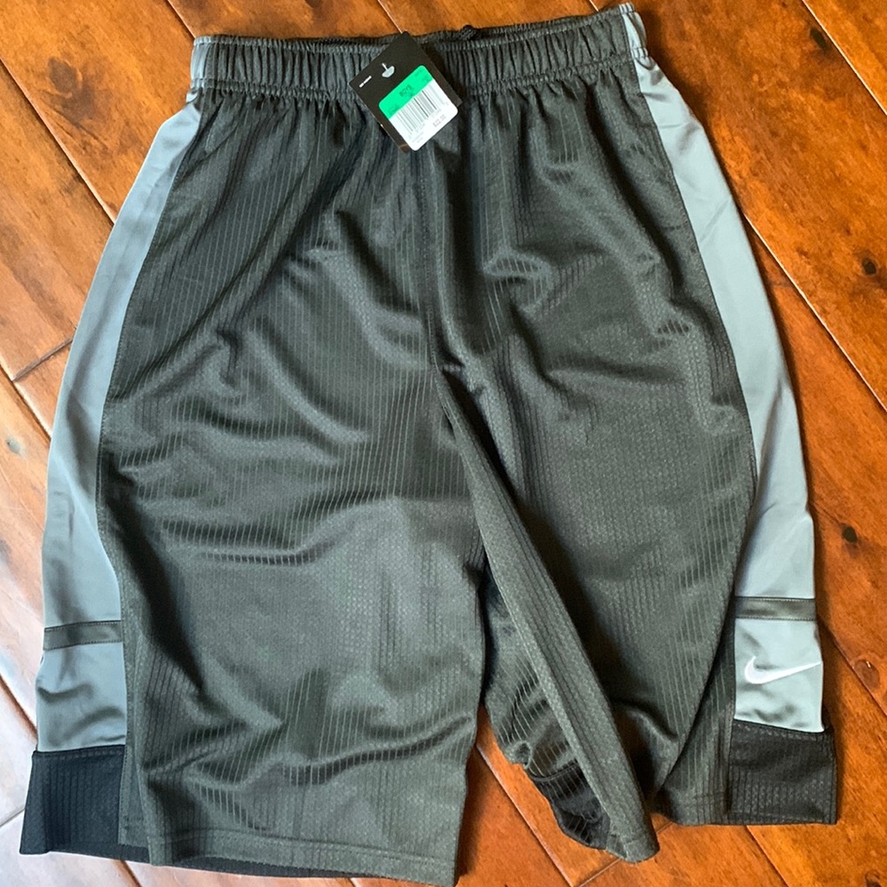 NWT Nike boys sport shorts. Boys size xl.